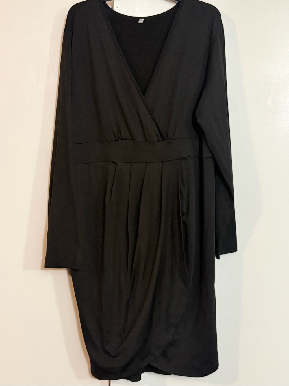 Elegant Black Long-Sleeve Dress with Defined Waist